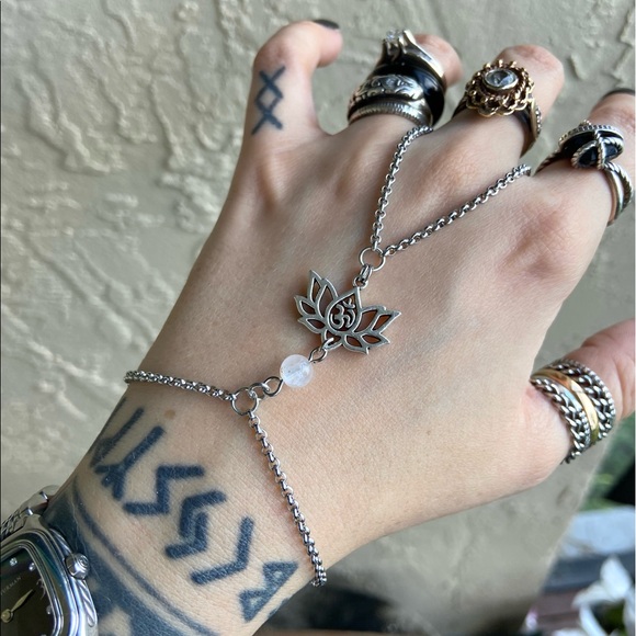 Hand piece lotus flower om sign quartz bracelet - Picture 6 of 15